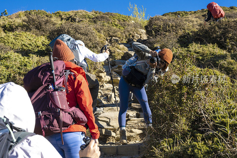 登山客在山顶拍照。