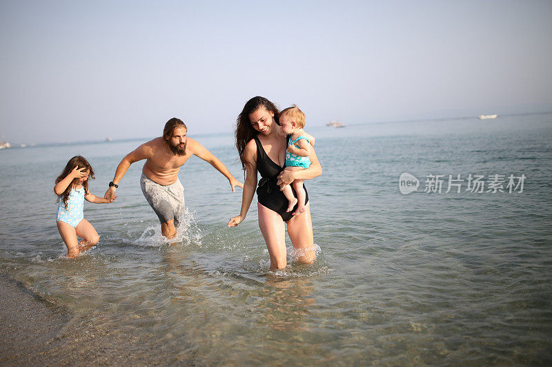 一家人在沙滩上奔跑和戏水