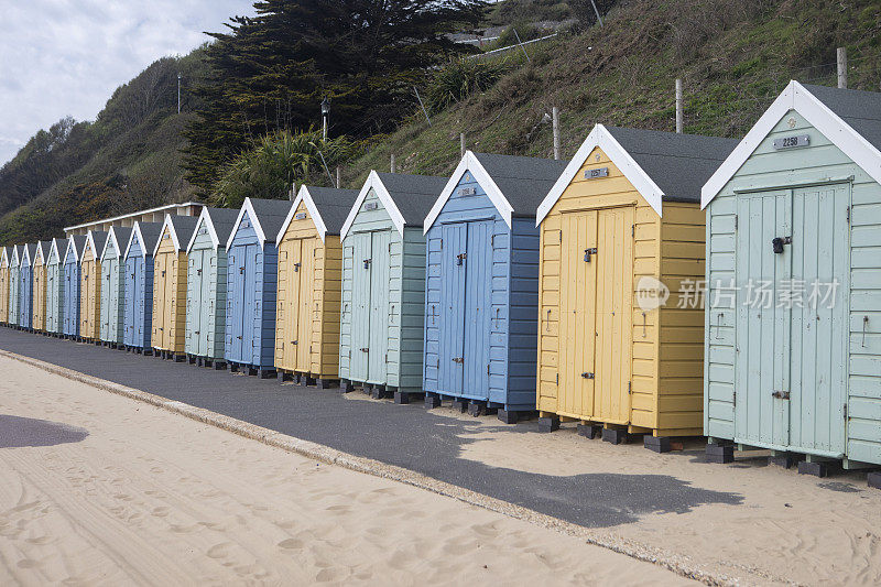 一排排彩色的海滩小屋