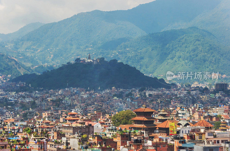 从上面看这个城市。红屋顶，佛塔。加德满都。尼泊尔