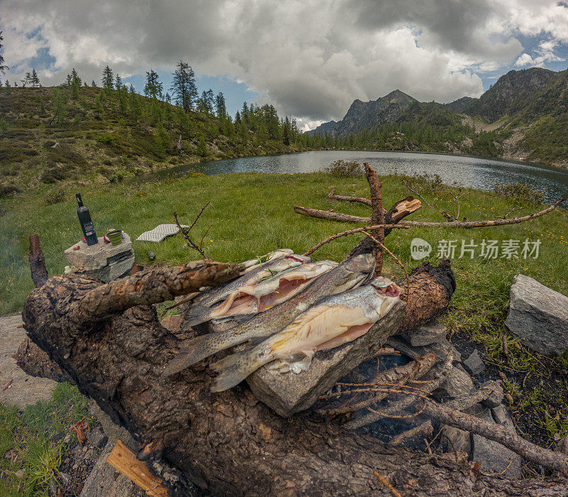 在山上钓鱼之旅，在露营地野外烹饪鳟鱼