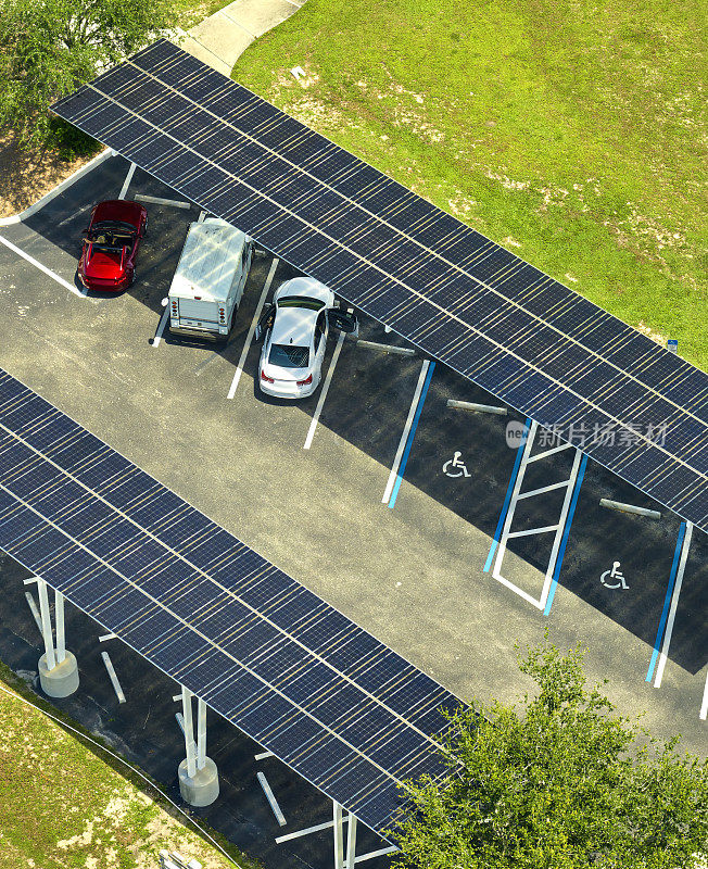 在停车场上安装太阳能电池板，让停放的汽车有效地产生清洁能源