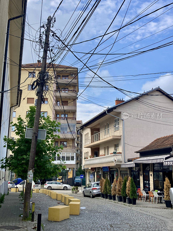 科索沃-普里什蒂纳-市中心旧式和现代建筑的对比