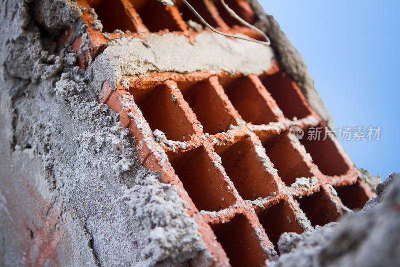 正在建设的建筑。外墙砖和水泥墙的细节