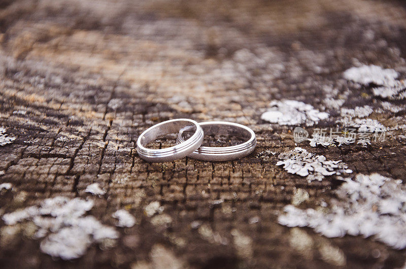 给新娘的结婚戒指和花束