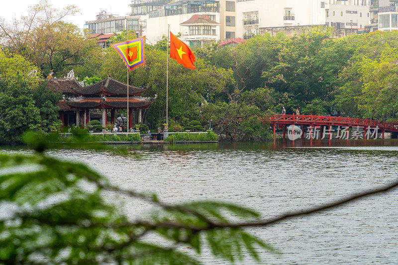 越南河内，还剑湖中心的Huc红桥和玉山寺。