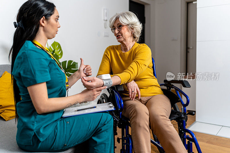 确保健康:志愿者为老年妇女检查血压