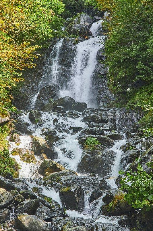 山林中的瀑布，一大片嘈杂的流水，一处荒僻的天然山泉。