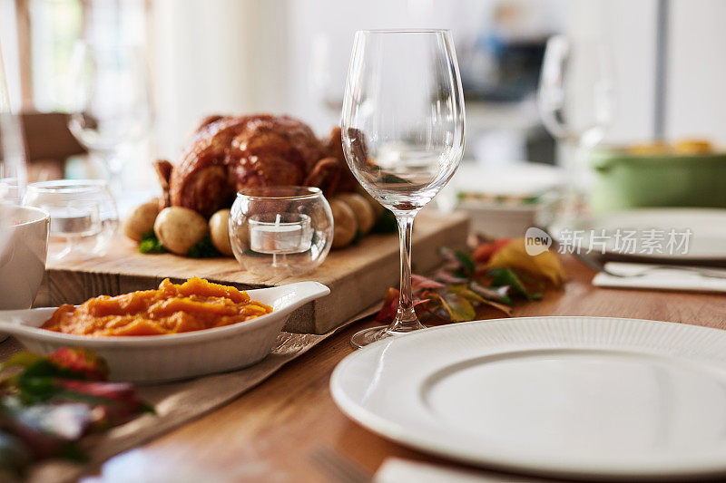 感恩节，餐桌上的食物和火鸡，家里的晚餐和酒杯，节日或蔬菜。圣诞节，午餐聚会和活动，早午餐，肉类或鸡肉的饮食，营养和盘子