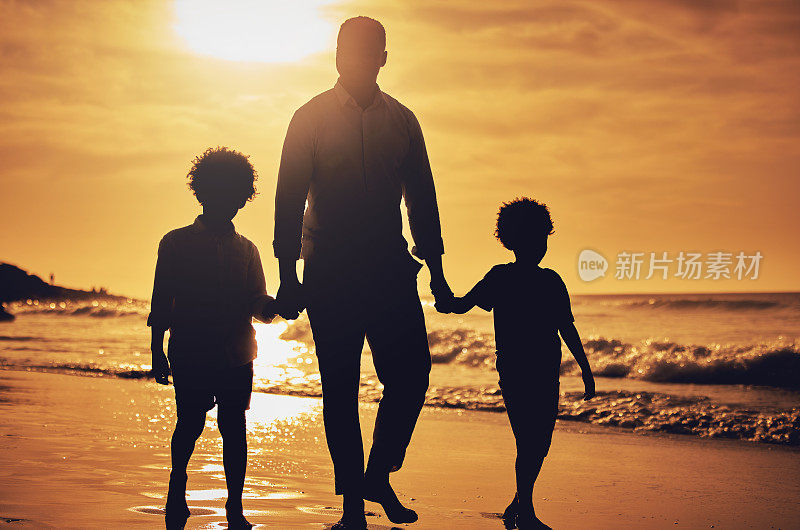剪影，日落，父亲牵着孩子在海滩散步，亲密相处，度假。天黑了，爸爸带着孩子在海边散步，一起旅行，共度美好时光