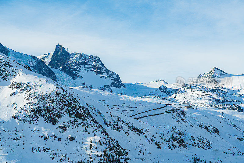 瑞士采尔马特冬季滑雪胜地的克莱因马特峰