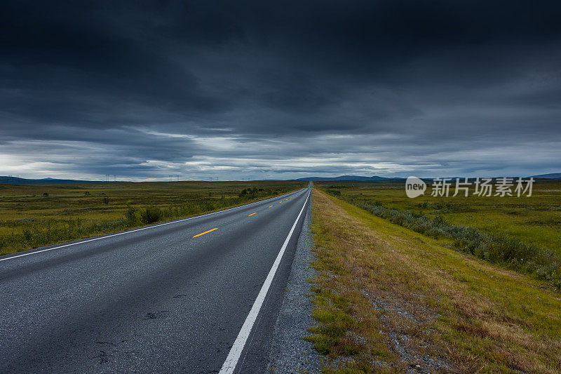 穿越挪威冻土带的空旷高速公路上史诗般的多云景观