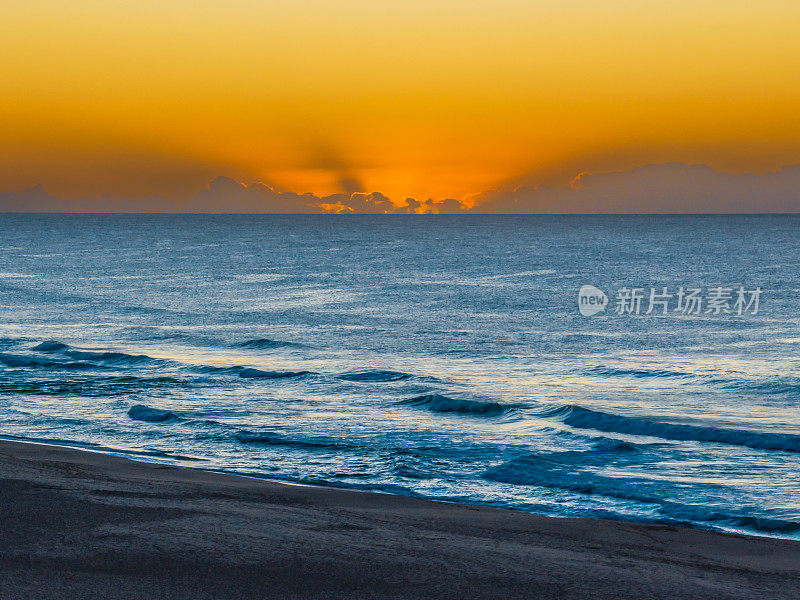 大海和泻湖上的日出