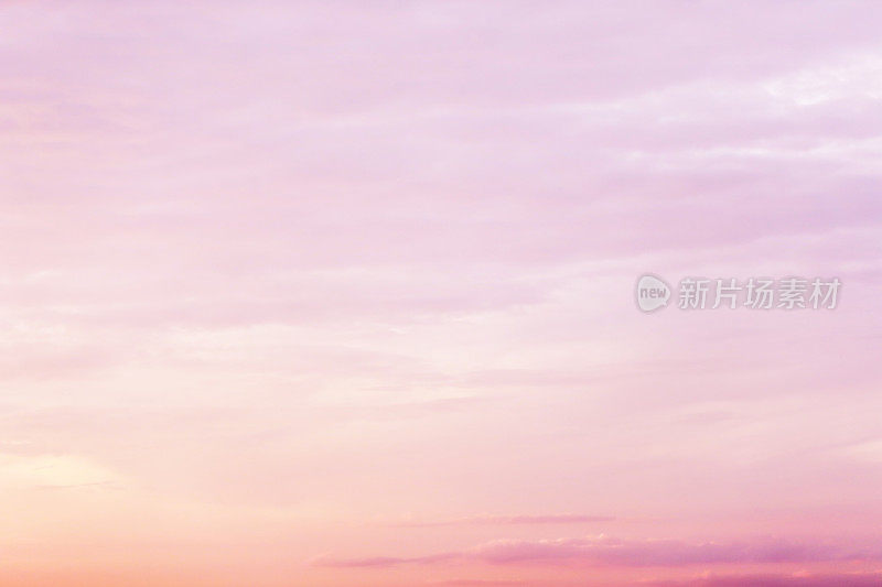 梦幻般的紫粉色天空背景和云柔焦，并复制空间