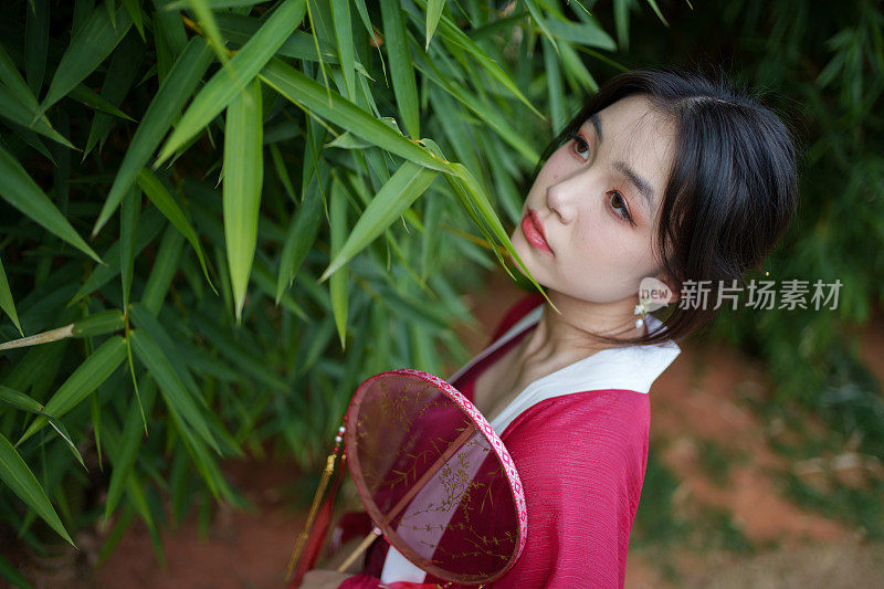 穿着红色汉服的美女