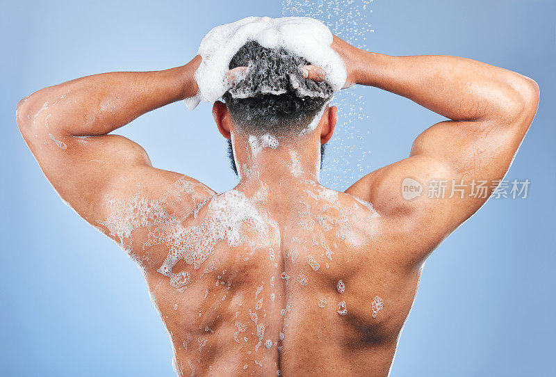 淋浴，洗头和男人的背部在工作室清洁，卫生和皮肤护理蓝色背景。皮肤科，浴室和人用洗发水，肥皂和泡沫的健康，保健或自我护理