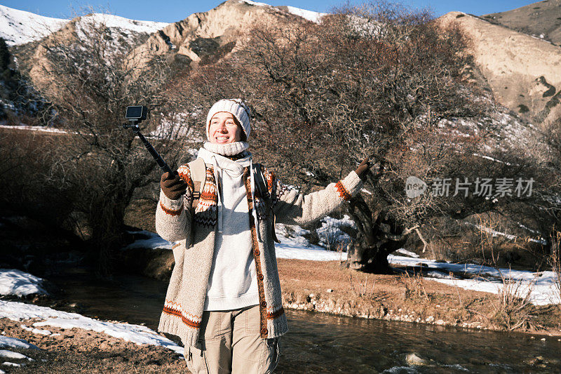 成熟的女游客走在冬山河畔