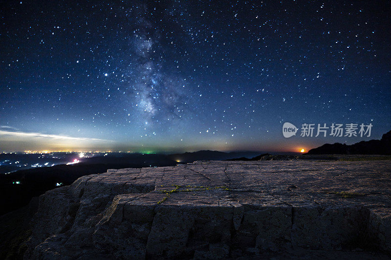 巨大的岩石和星空背景