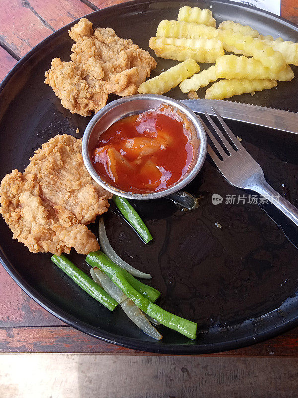 鸡腿配蔬菜和土豆