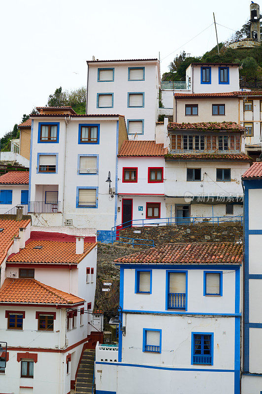 库迪列罗是一个坐落在山边的风景如画的小渔港。港口周围陡峭的马蹄形悬崖上，悬挂着屋檐和色彩鲜艳的窗户。