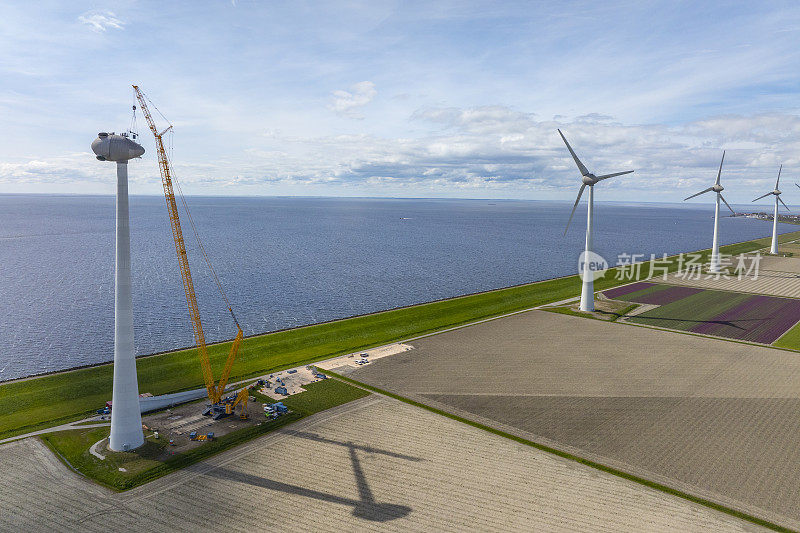 在风力公园用巨大的起重机建造风力涡轮机