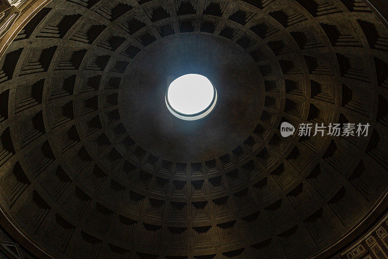 万神殿的圆顶，这是罗马保存最完好的最古老的神庙