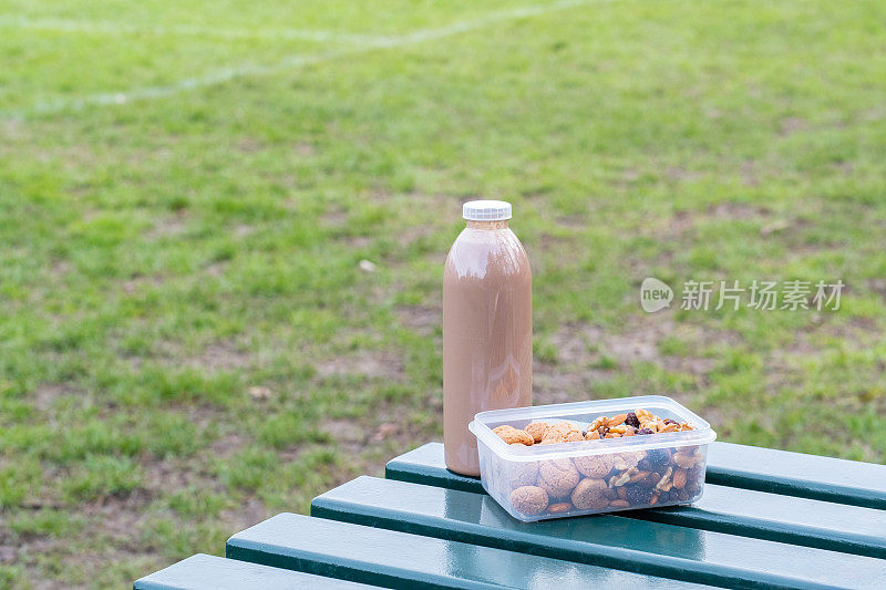 野餐桌上的塑料瓶和容器