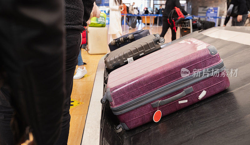 机场行李传送带上的行李箱