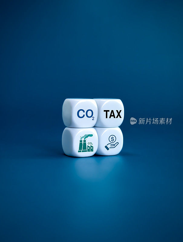 碳税。烟雾工厂符号，付款图标和文字，二氧化碳税白色立方体块堆栈隔离在蓝色背景。环境、社会责任和碳排放理念。