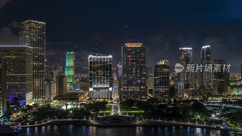 夜生活始于佛罗里达州的迈阿密市中心。沿着比斯坎湾的摩天大楼通往市中心的道路