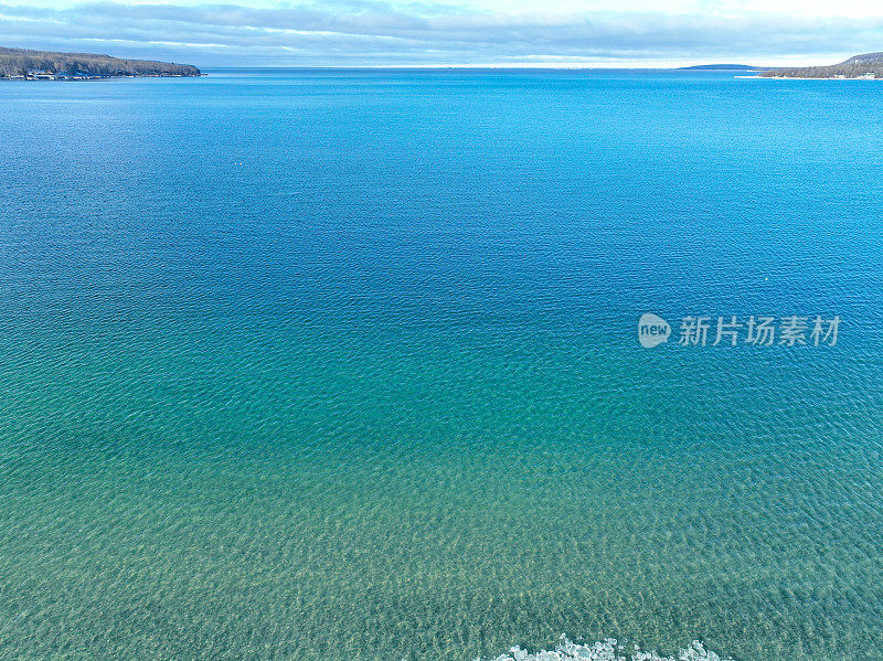 加拿大安大略省蒂尼市冬天的桑德湾