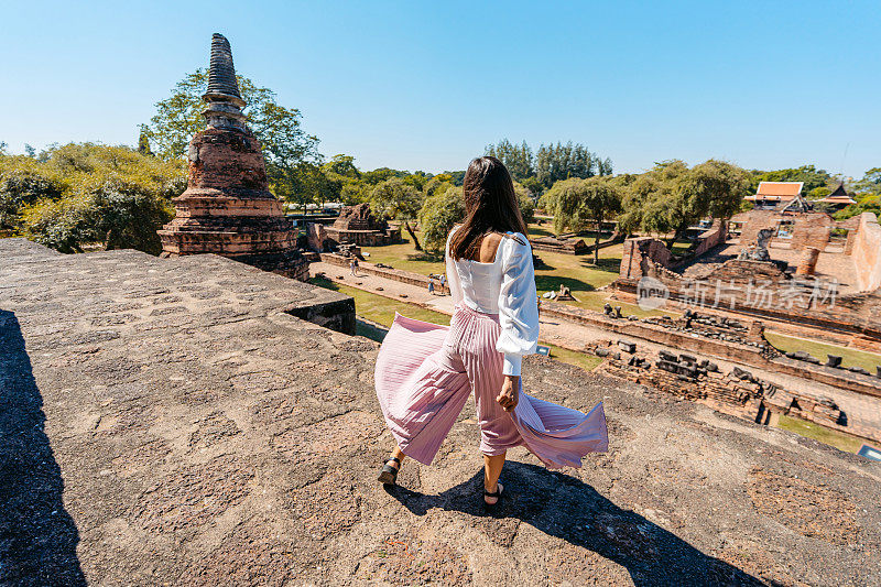 年轻女子在泰国大城府历史公园的Ratchaburana寺转圈