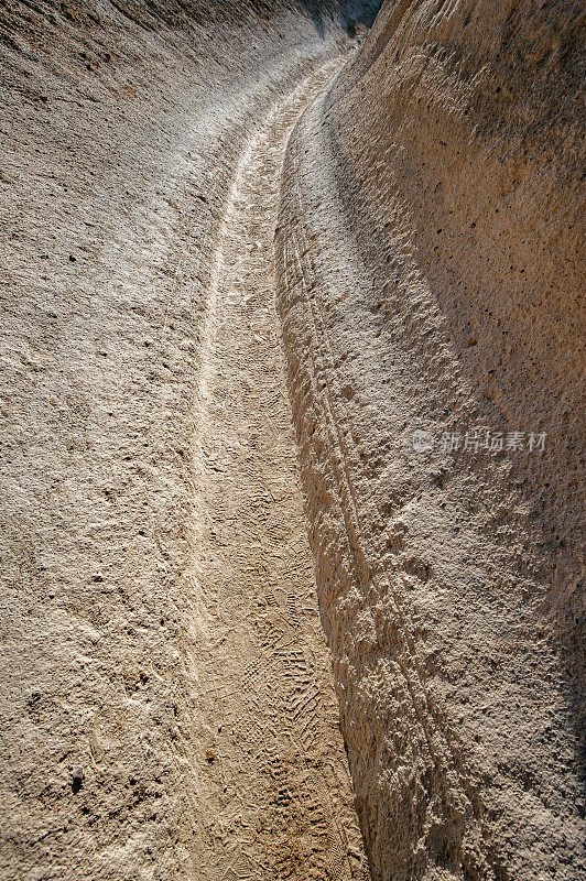 泥泞狭窄的道路和脚印