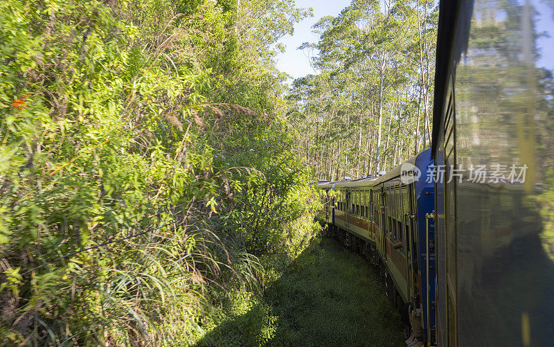 从斯里兰卡中部省份康提到艾拉的火车上的风景
