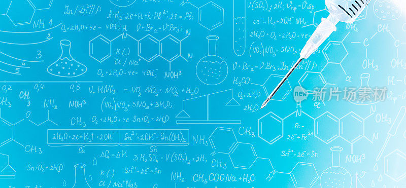 科学背景的注射器特写，蓝色背景的装有疫苗和注射器的玻璃瓶特写，黑板上手绘的科学公式为背景