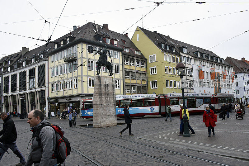在德国巴登-符腾堡州的弗莱堡老城购物区，人们，Bertoldsbrunnen雕像，弗莱堡电车