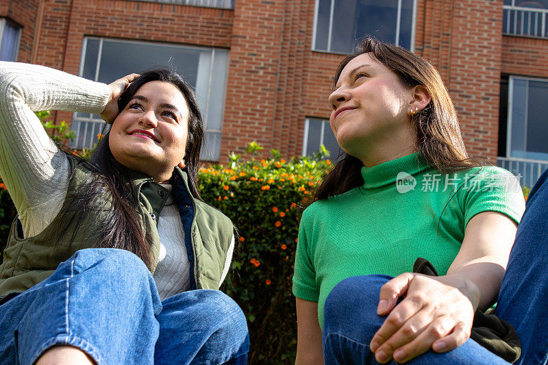 两个年轻漂亮的女人在公园里玩得很开心