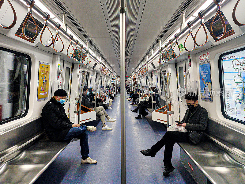 中国成都新建的地铁6号线上蒙面的乘客——这个特大城市便利的地铁交通
