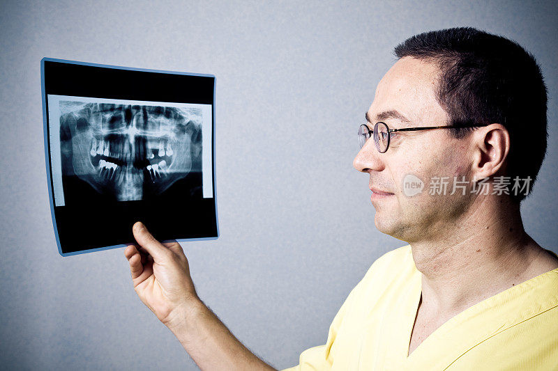 牙科医生检查x光片