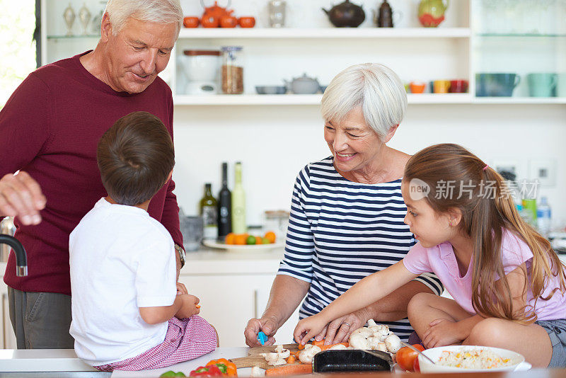 与爷爷奶奶共进午餐