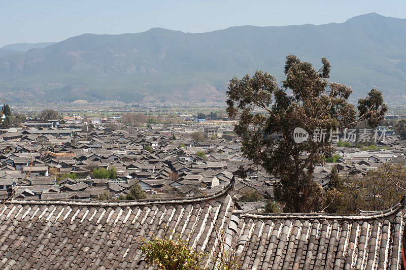 历史悠久的丽江大研古镇的屋顶。