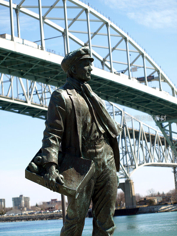 托马斯·爱迪生雕像和蓝水大桥
