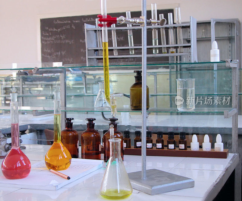 实验室的桌子上有化学用具