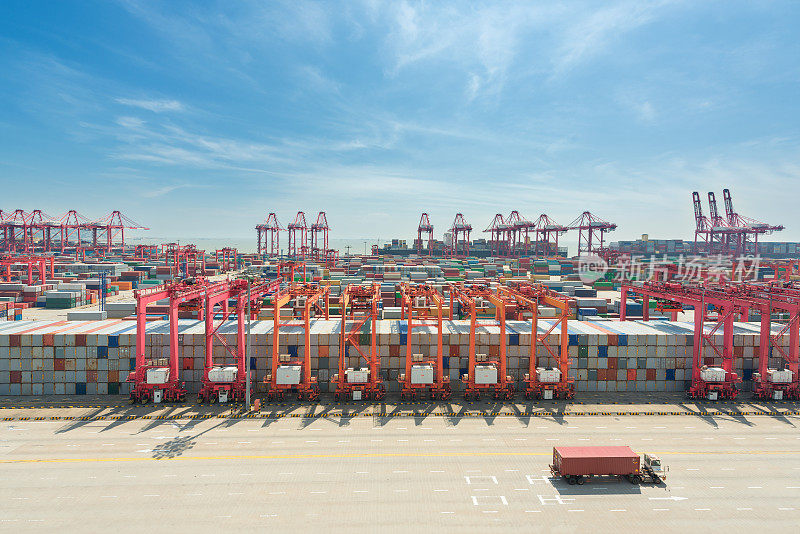 中国上海洋山深水集装箱货运站。