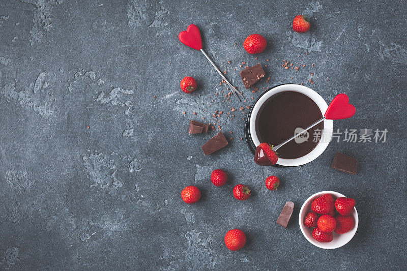 巧克力芝士火锅与新鲜草莓在黑色背景