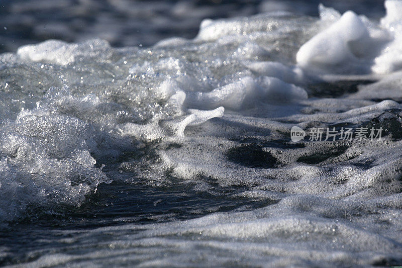 海浪和海水的近距离图片。