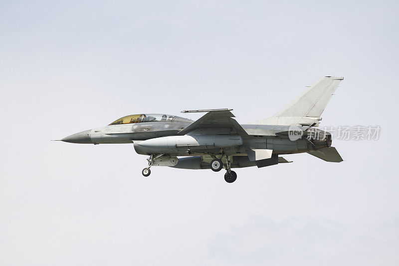 F-16B着陆