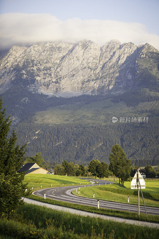 阿尔卑斯山蜿蜒的山路