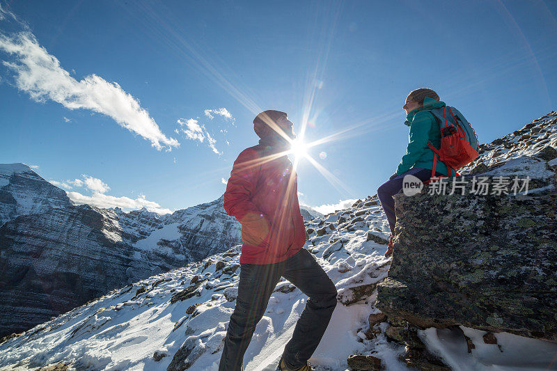 两个徒步旅行者在白雪皑皑的落基山上