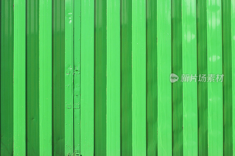 明亮的绿色车库门
